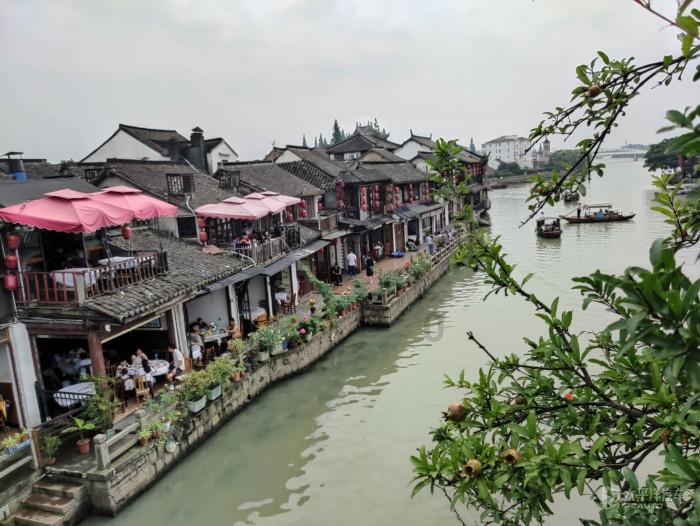 萌娃卡进筐，奶奶第一反应是掏手机，人们为什么遇事总是想先拍下来呢？